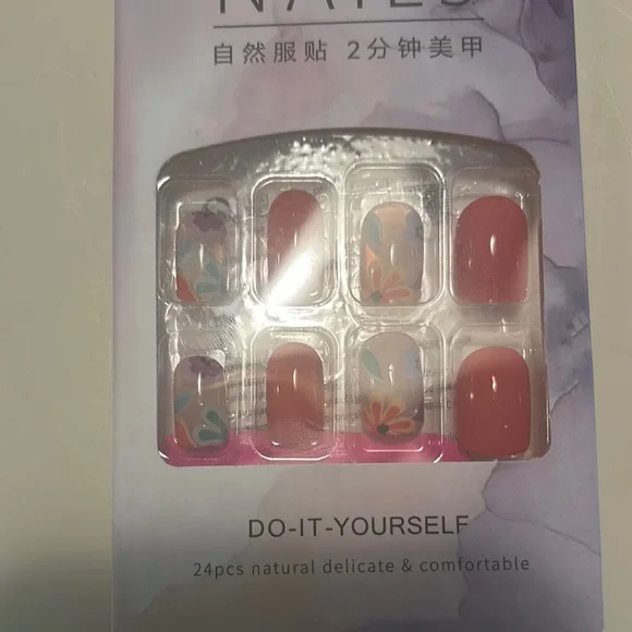 Press-On Nail Set with Designs - Picture 2 of 3